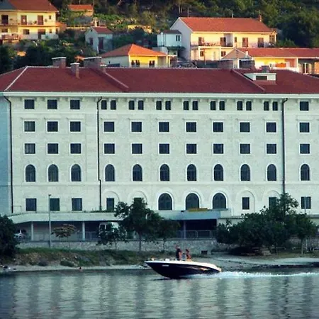 Διαμέρισμα Karlo Antonio Τρογκίρ